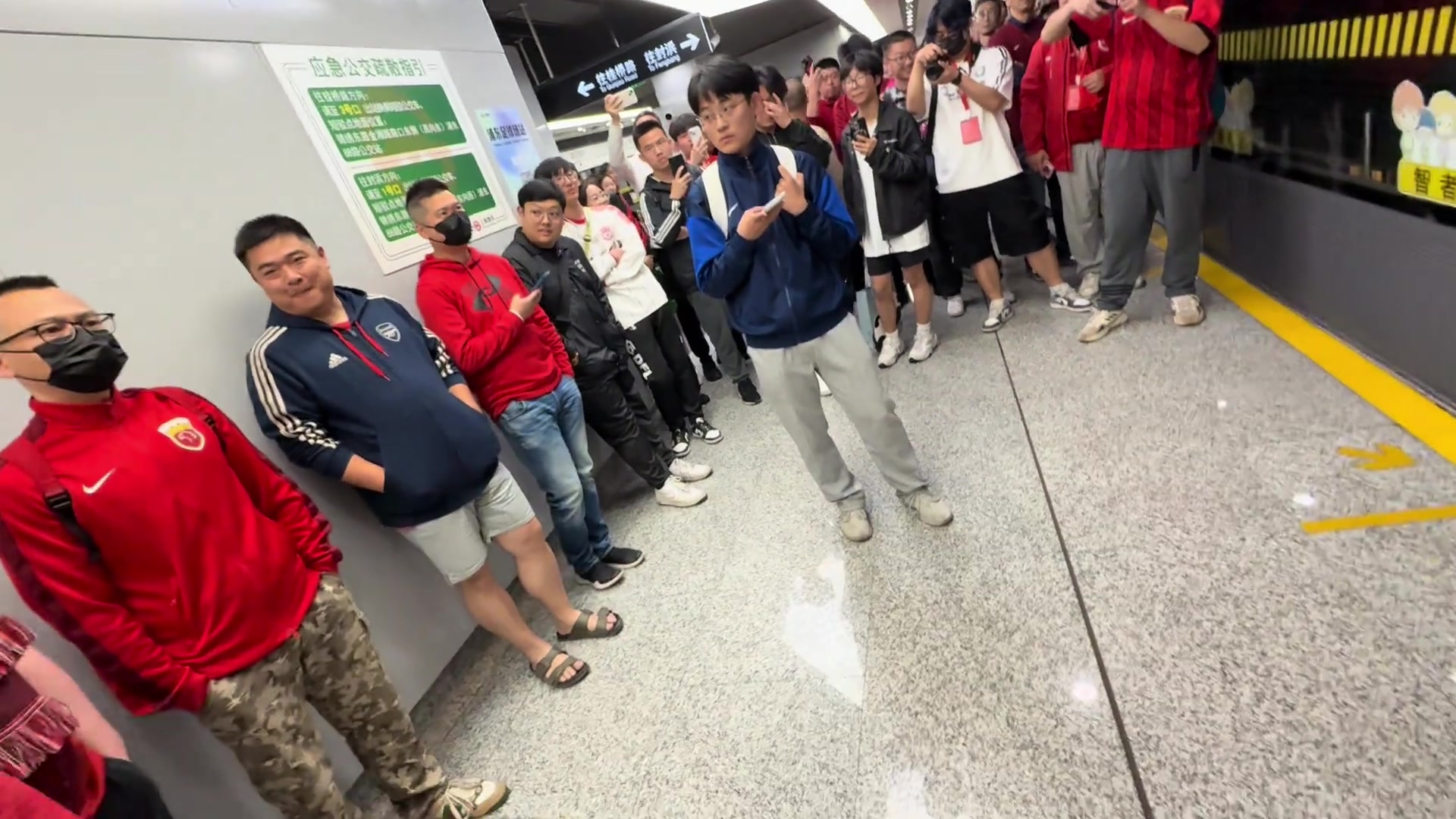 還好相安無事落單申花球迷旁一群海港球迷
