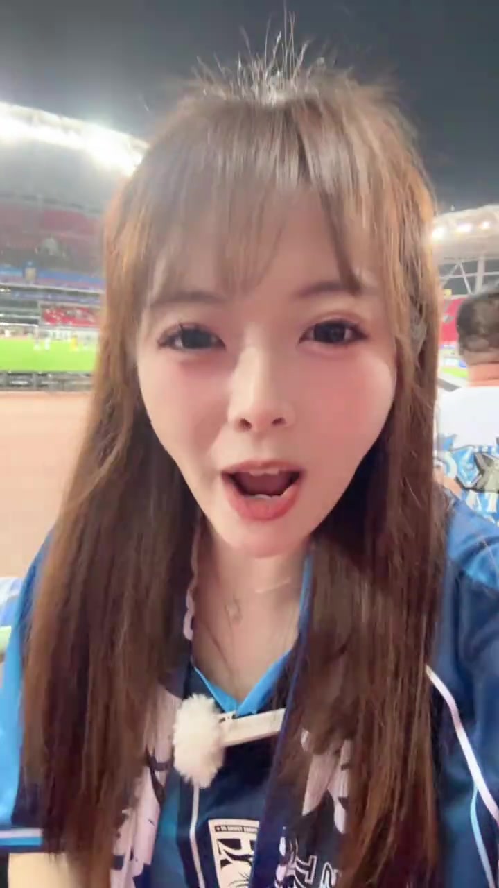 見證絕平武漢三鎮(zhèn)還有這么可愛的美女球迷