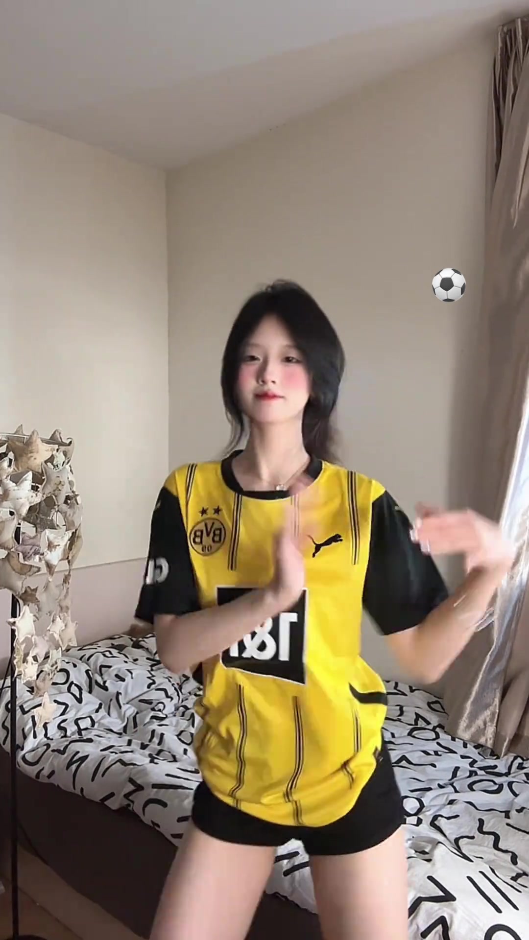 不得不說多特女粉絲真多啊這小舞跳得真有勁兒