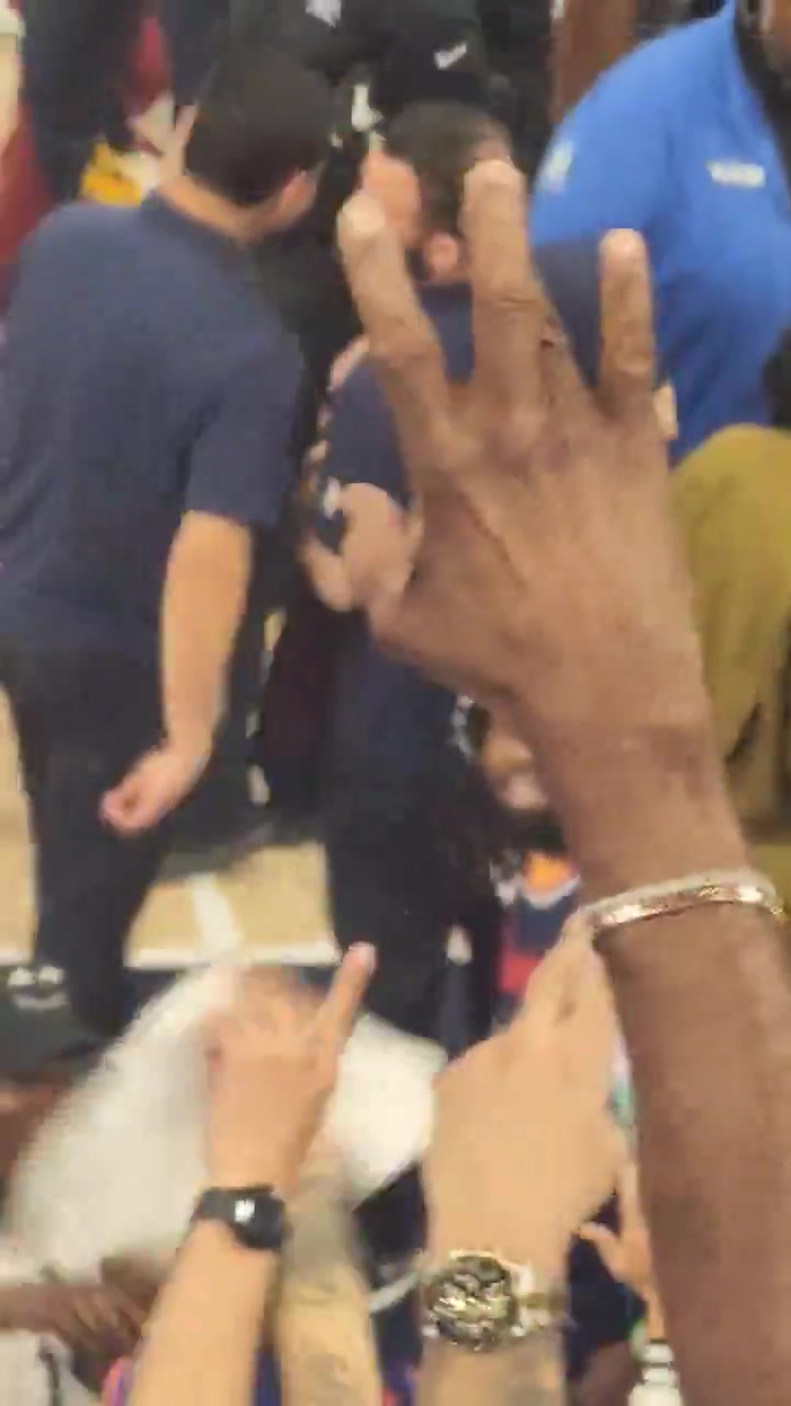 俺也是快船名宿貝弗利帶著老婆來到快船主場觀戰G3