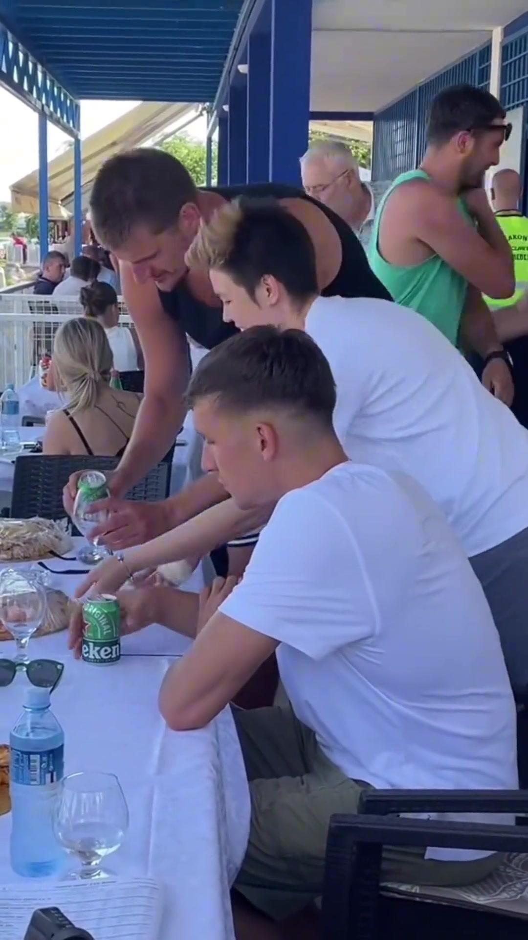 掘金的MVP都得乖乖給快船替補倒酒