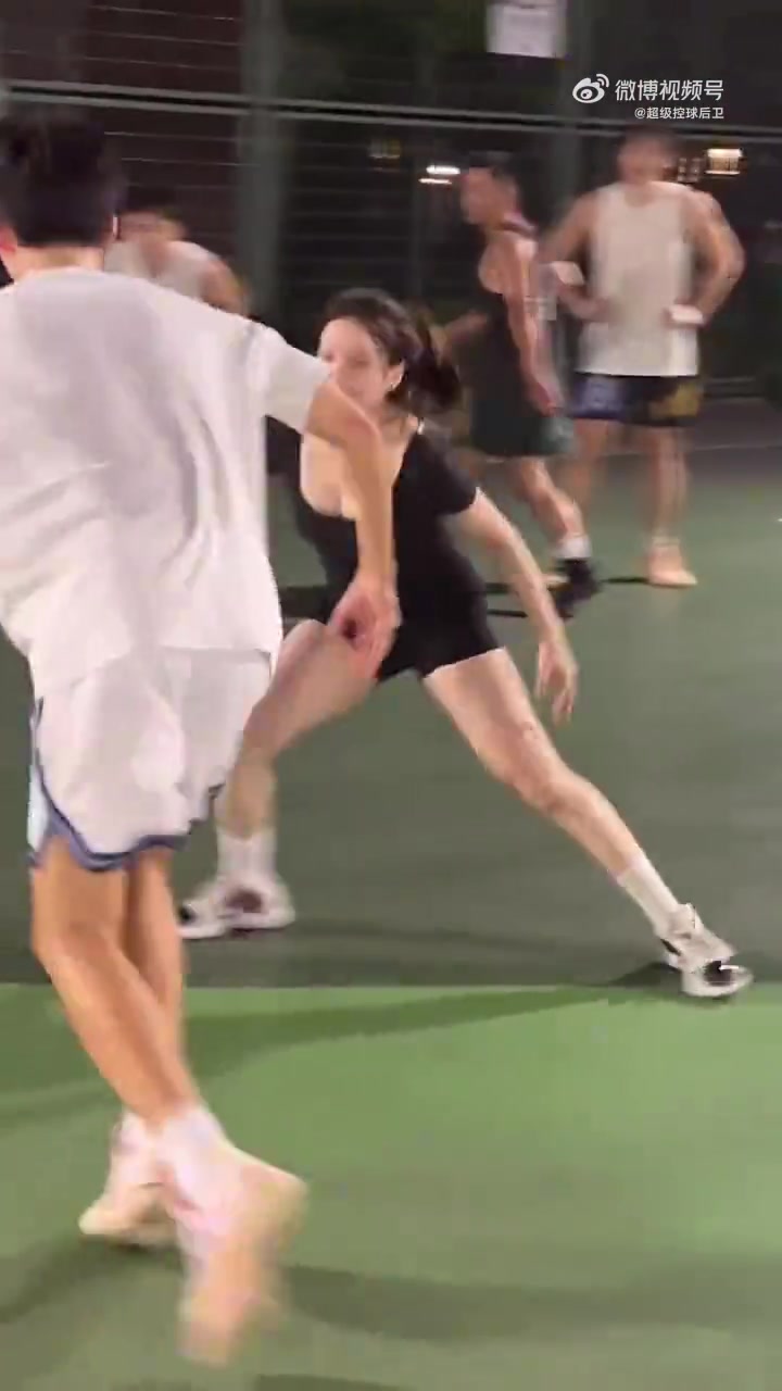 美女這防守真是有兩把刷子啊看得我一愣一愣的