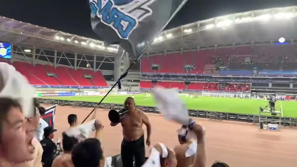 熱情可太熱了三鎮(zhèn)男球迷集體脫衣慶祝