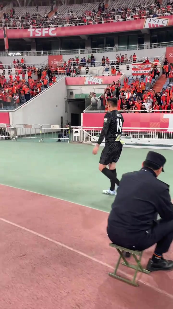 泰山0-1申花王大雷賽后謝場(chǎng)女球迷高喊我們永遠(yuǎn)支持你們