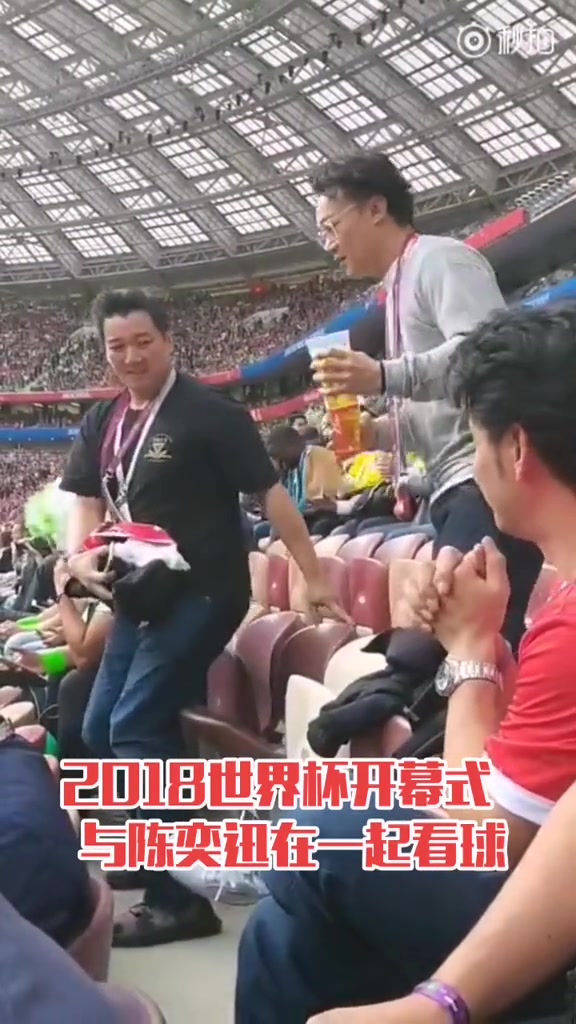 陳奕迅也是球迷啊?拿一大杯啤酒暢飲看球