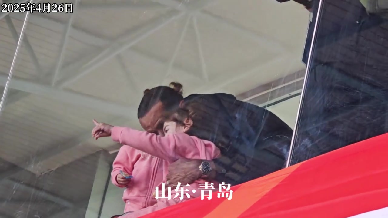前世界足球先生里瓦爾多現身青島為兒子里瓦爾迪尼奧助威