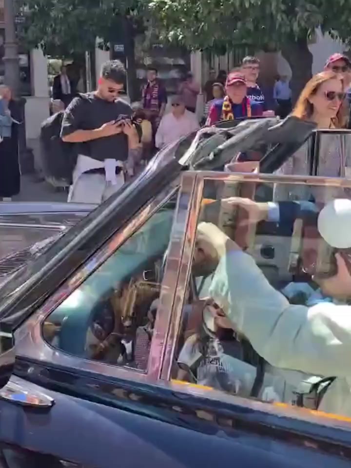 國王杯決賽賽前塞維利亞一對新人的婚車經過巴薩球迷時