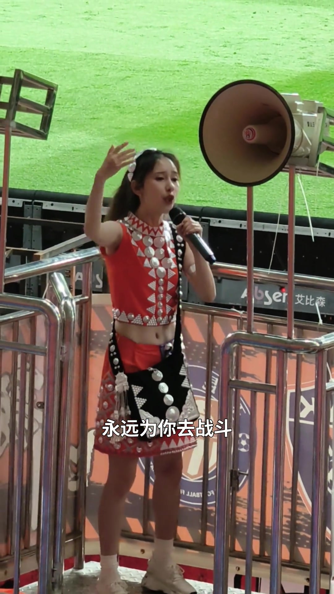 漂亮女孩子做領隊太養眼這妹兒上次來我這咱就訂婚了