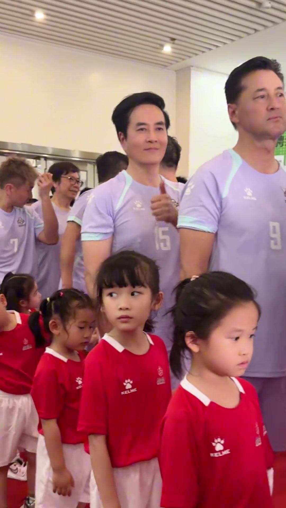 都老啦石榴姐大膽哪吒仔竟然在踢球時偷親老娘