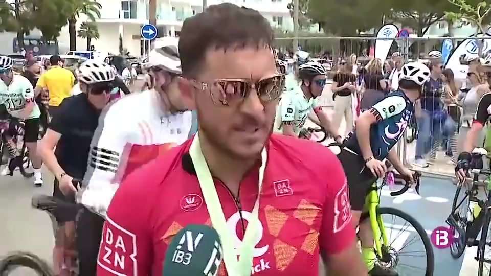 享受生活阿扎爾參加自行車賽賽后還喝了瓶啤酒