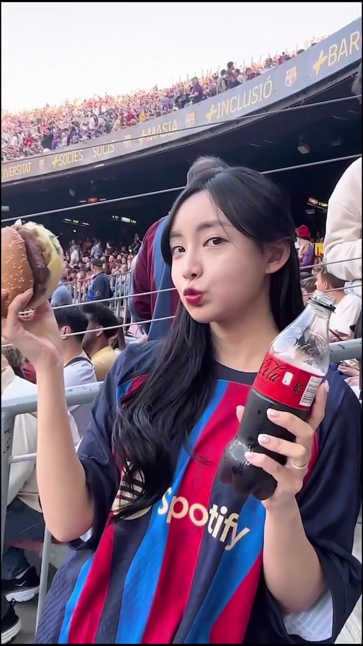 韓國女主持竟是巴薩球迷不得不說韓國女孩子是真好看