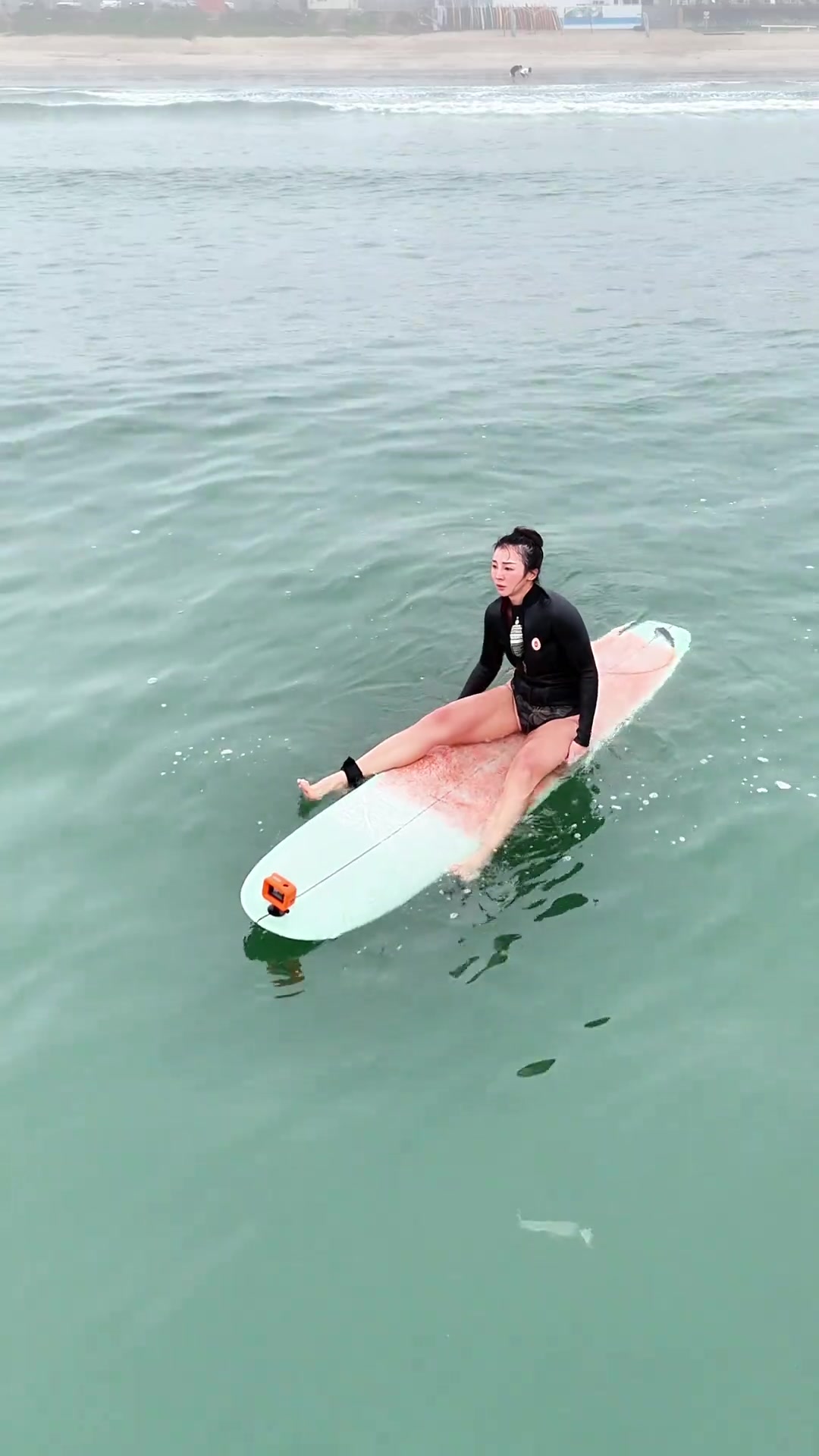 這體格源哥又去沖浪了在海里就會莫名其妙地覺得快樂