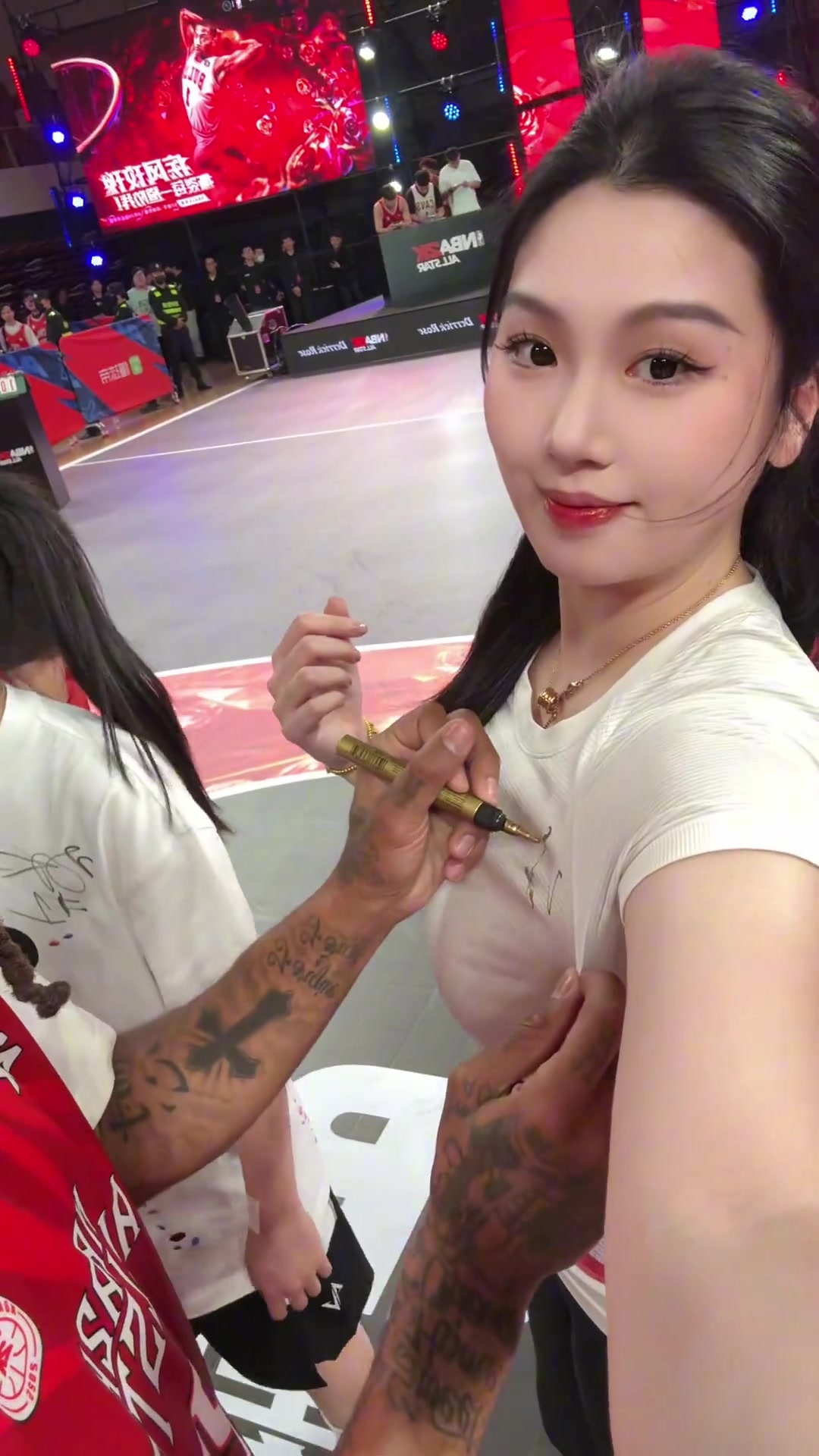 關鍵這簽名的位置羅斯給國產卡戴珊肘姐衣服上簽名