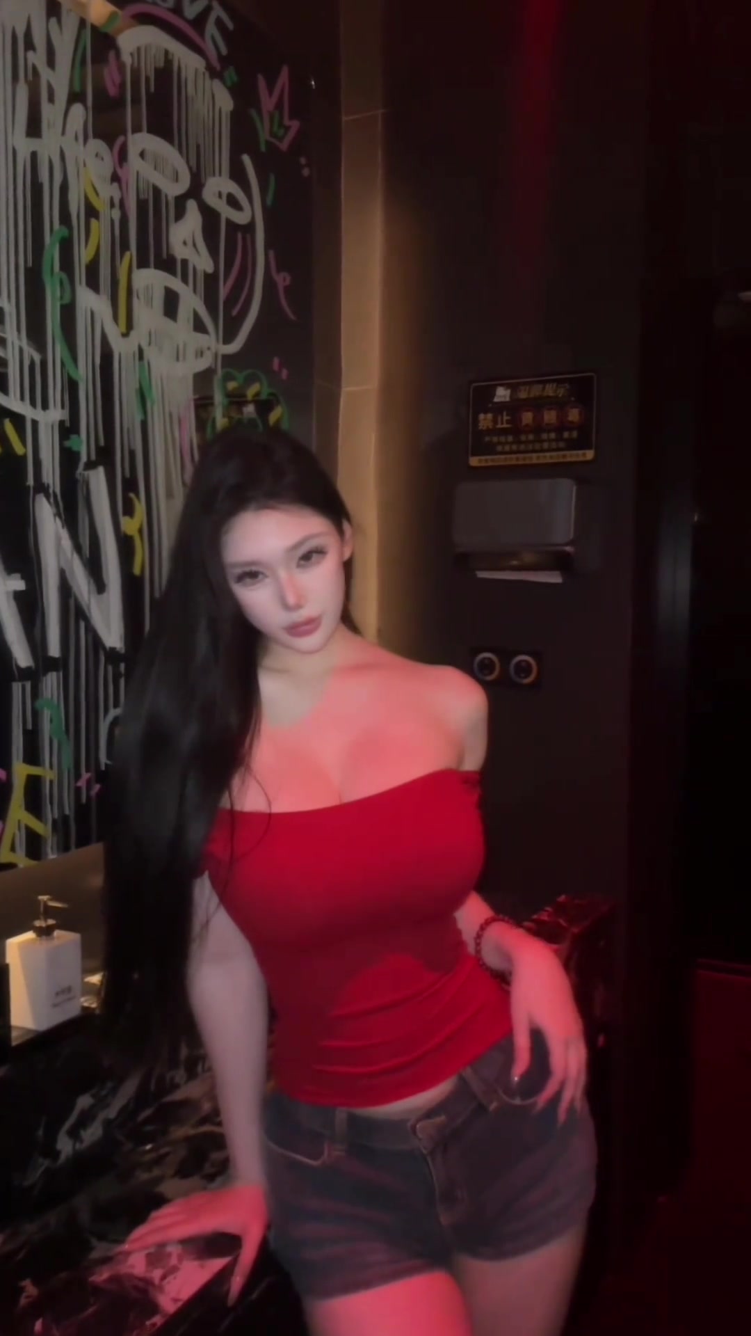 身材炸裂凱瑞圖前女友發新作簡單一點