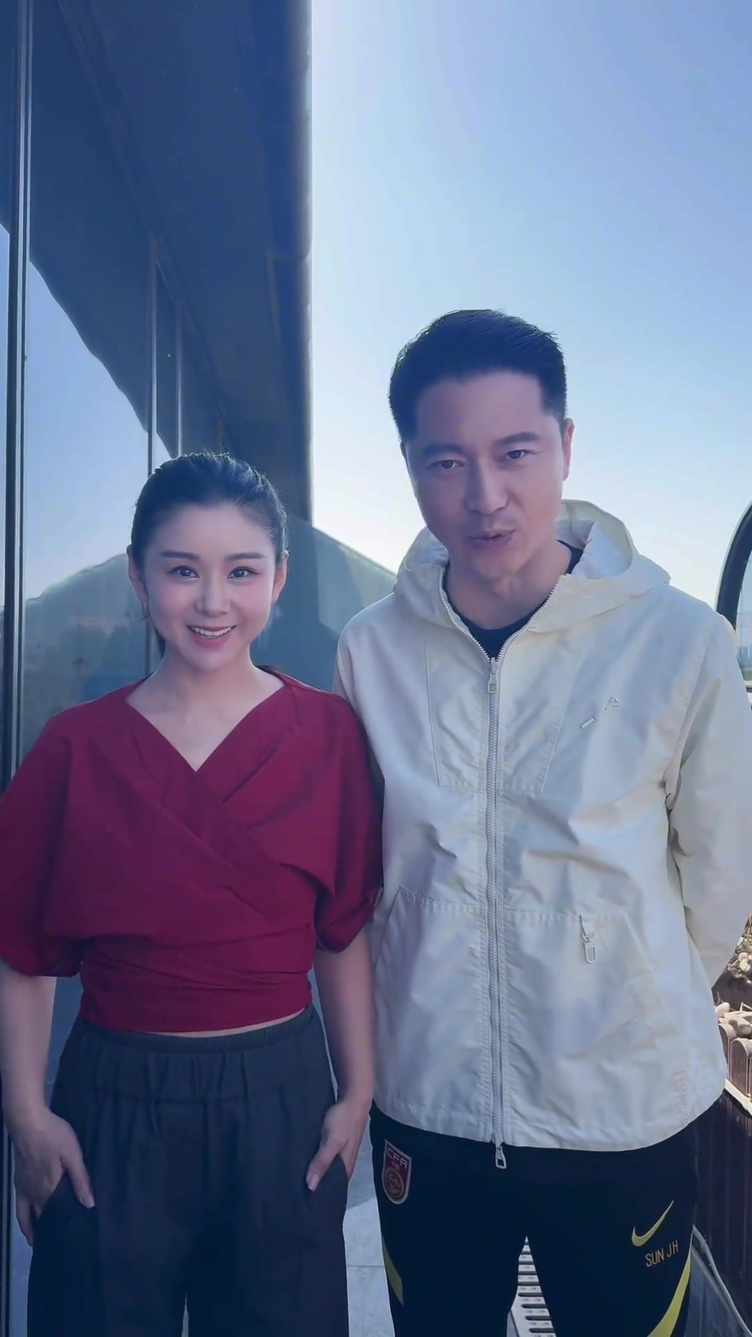 錘王來襲演員王雷攜手愛妻李小萌為大連英博加油助威