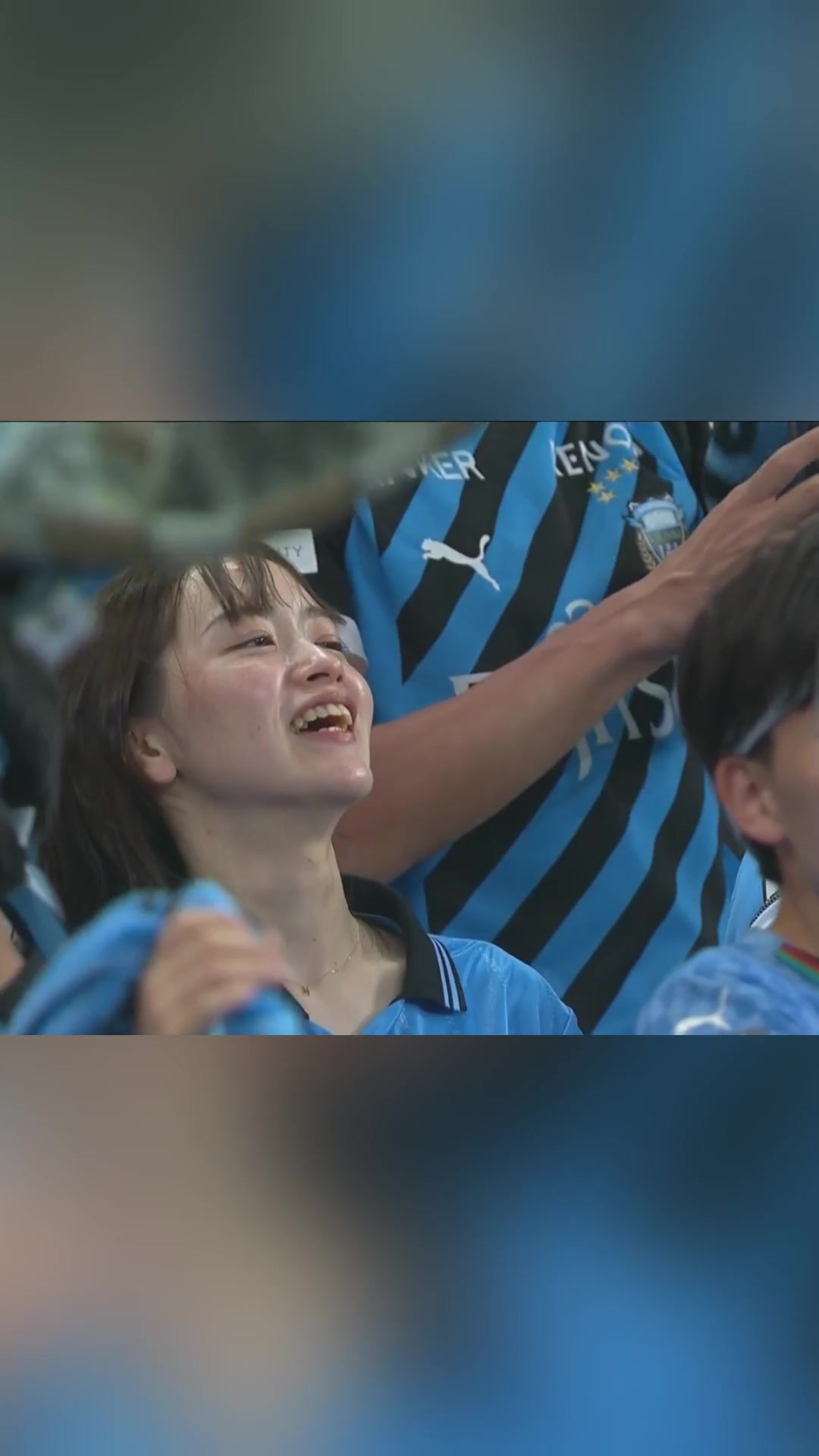 靚麗風景線川崎前鋒取得進球看臺美女球迷揮舞圍巾慶祝
