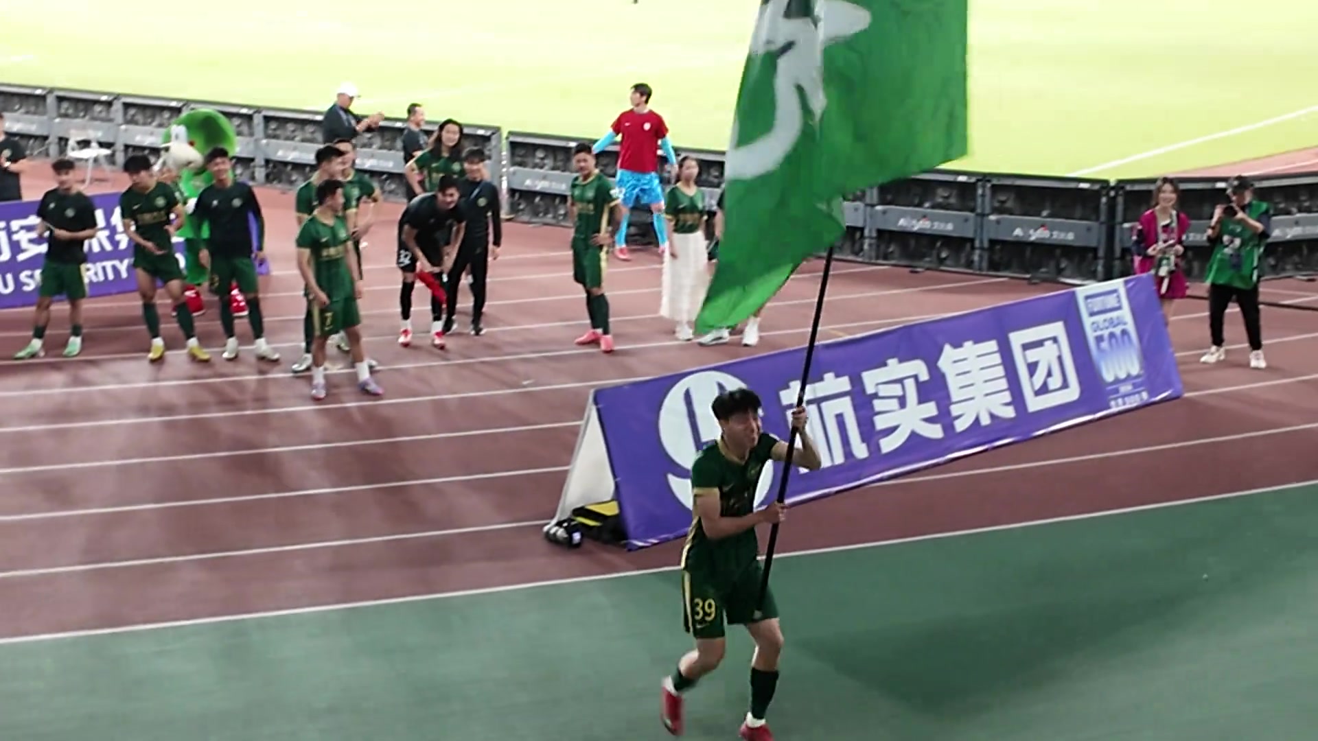 玩心大起王鈺棟狀態太熱了被球迷潑水降溫