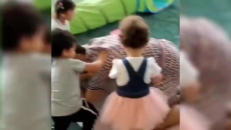 C羅當(dāng)年緊緊抱住女友屁股讓孩子們推開