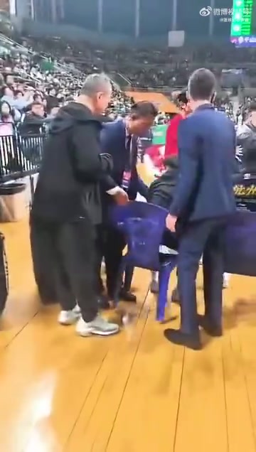 不合適吧遼寧主場(chǎng)工作人員竟直接把廣廈球員家屬席的椅子收走