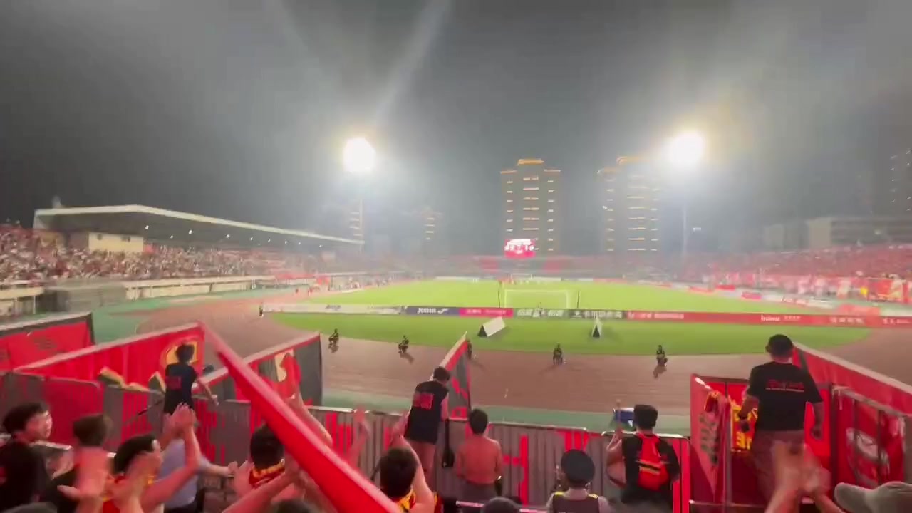 面對定南贛聯重慶球迷高喊還我黑龍江