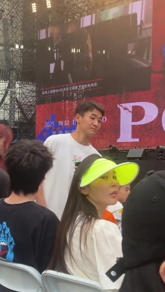 高顏值?韋世豪與妻子觀看陶喆演唱會