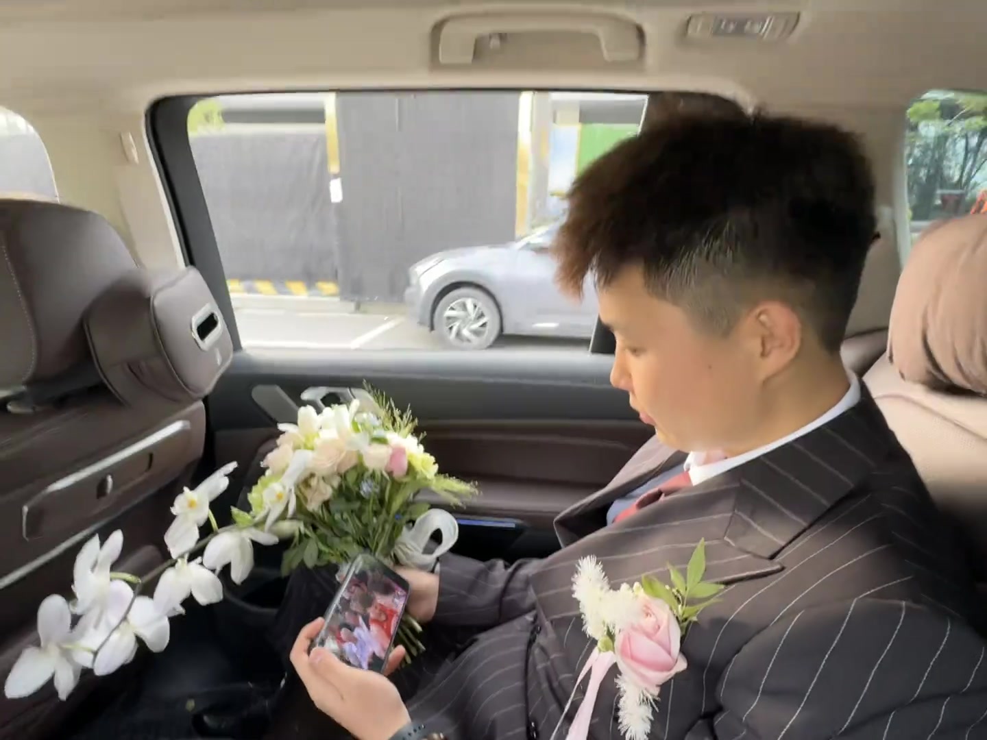 看個球順便結個婚新郎婚車上偷瞄火勇生死戰