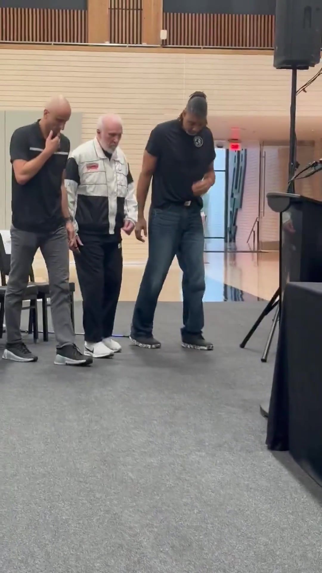 老爺子中風后狀態確實差很多波波維奇現在連起身都需要馬努鄧肯攙扶