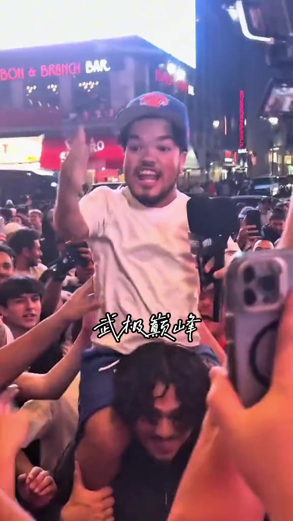 長相酷似唐斯的球迷帶領大家高喊尼克斯四場晉級
