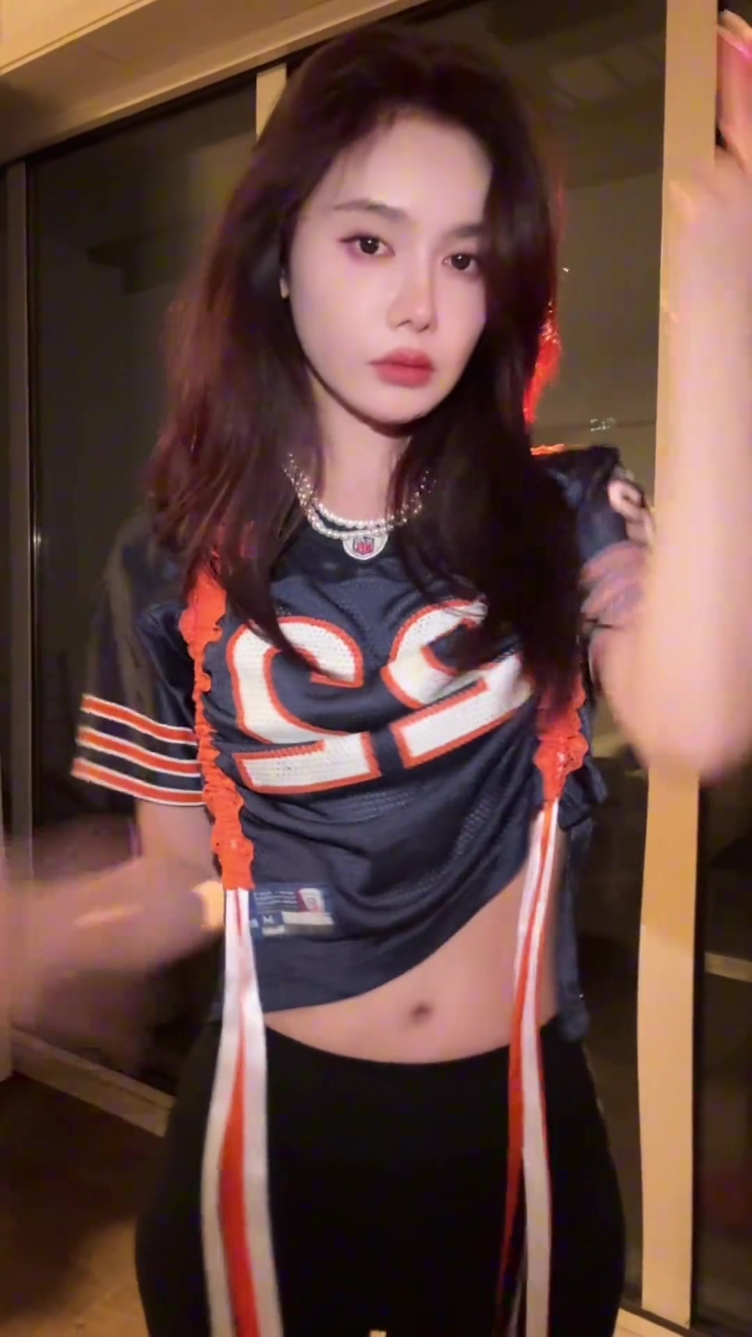 跨界了美娜身穿一身足球服跳手勢舞來個帥的