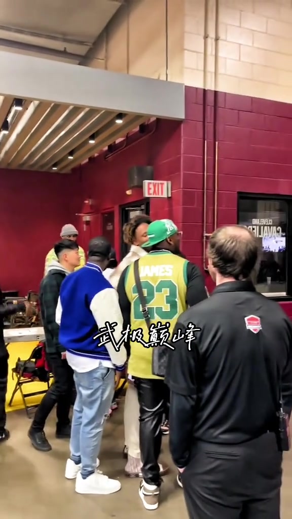 實在太幸運了球迷在觀看比賽時偶遇詹姆斯