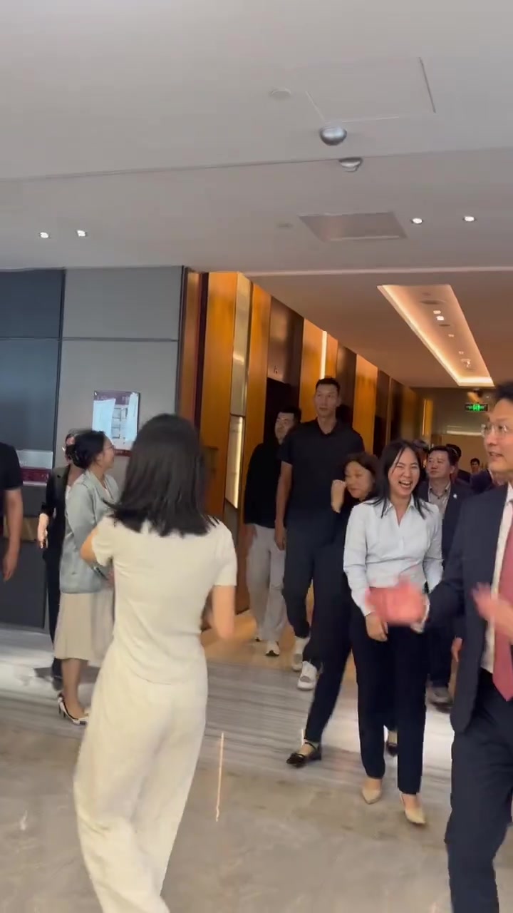易建聯回國出席活動出緋聞之后看起來更羞澀了