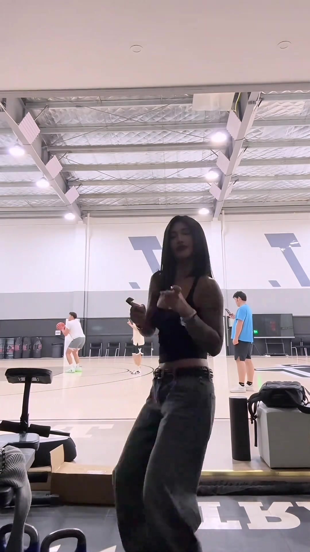 女友鏡頭前熱舞可以看到后面訓練的李添榮