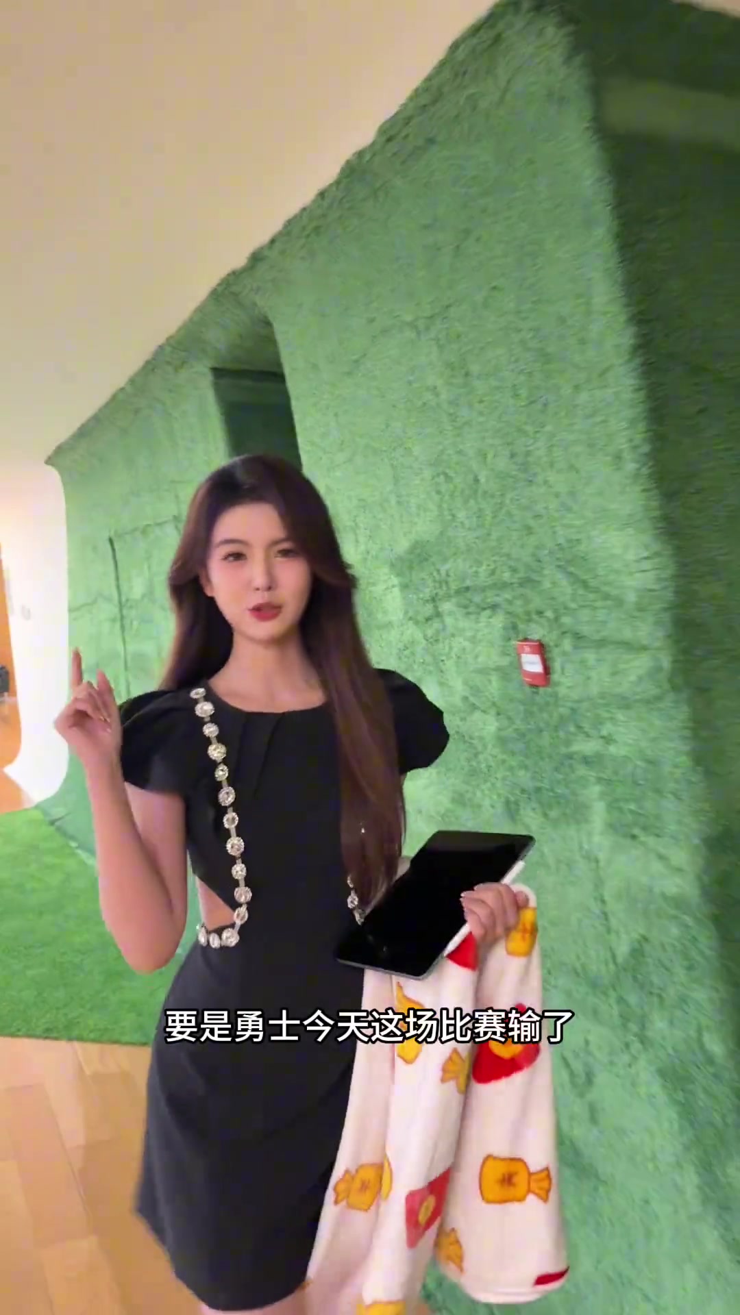 勇士若輸就穿睡袍上班女主播煉煉對不起我大放厥詞了