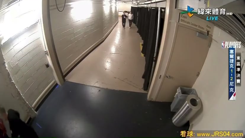 看著非常嚴重啊塔圖姆受傷后坐著輪椅離開雙手捂臉
