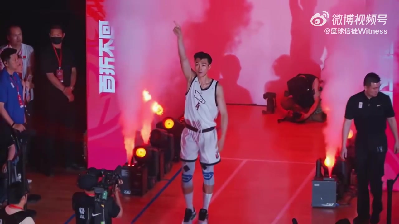 未來男籃希望中國小將淡厚然在NCAA對位準(zhǔn)狀元弗拉格