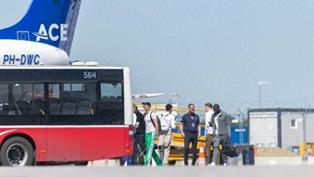 圖片報：拜仁14人歸隊備戰(zhàn)霍村，明日啟程。