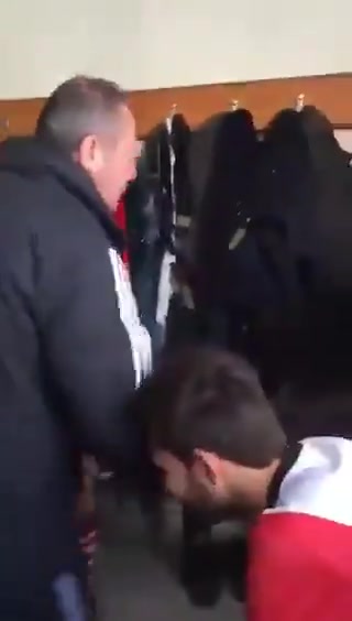 球迷惡搞約基奇回到更衣室之后的畫面 扇一圈巴掌