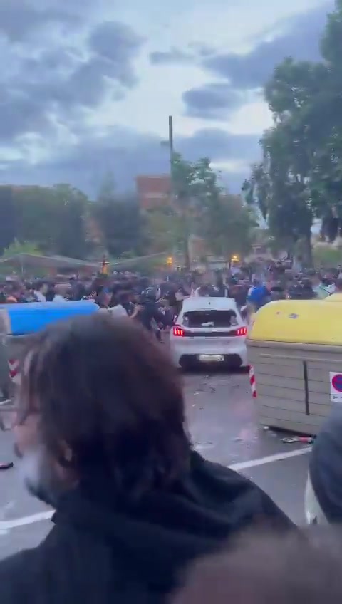 西班牙人vs巴薩賽前場(chǎng)外一車(chē)輛突然加速?zèng)_入球迷人群據(jù)悉未造成人員死亡