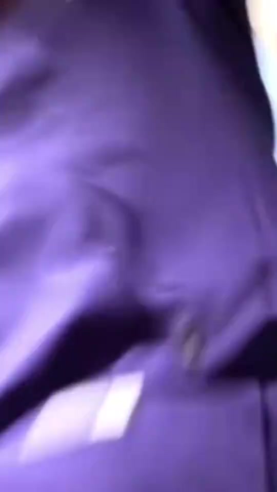 球星也有調(diào)皮的一面姆巴佩滑下樓梯的瞬間歡樂感爆棚