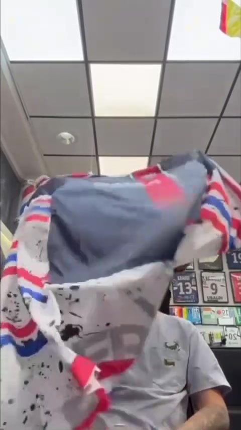 太損了你在逗我嗎當理發師給馬賽球迷披上巴黎的圍兜