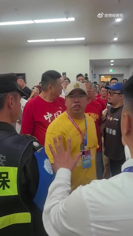貼臉開大賽后廣廈球迷在客隊更衣室門口瘋狂輸出