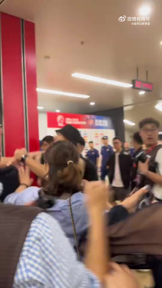 動手國罵首鋼俱樂部隊的工作人員在通道與球迷發生了沖突