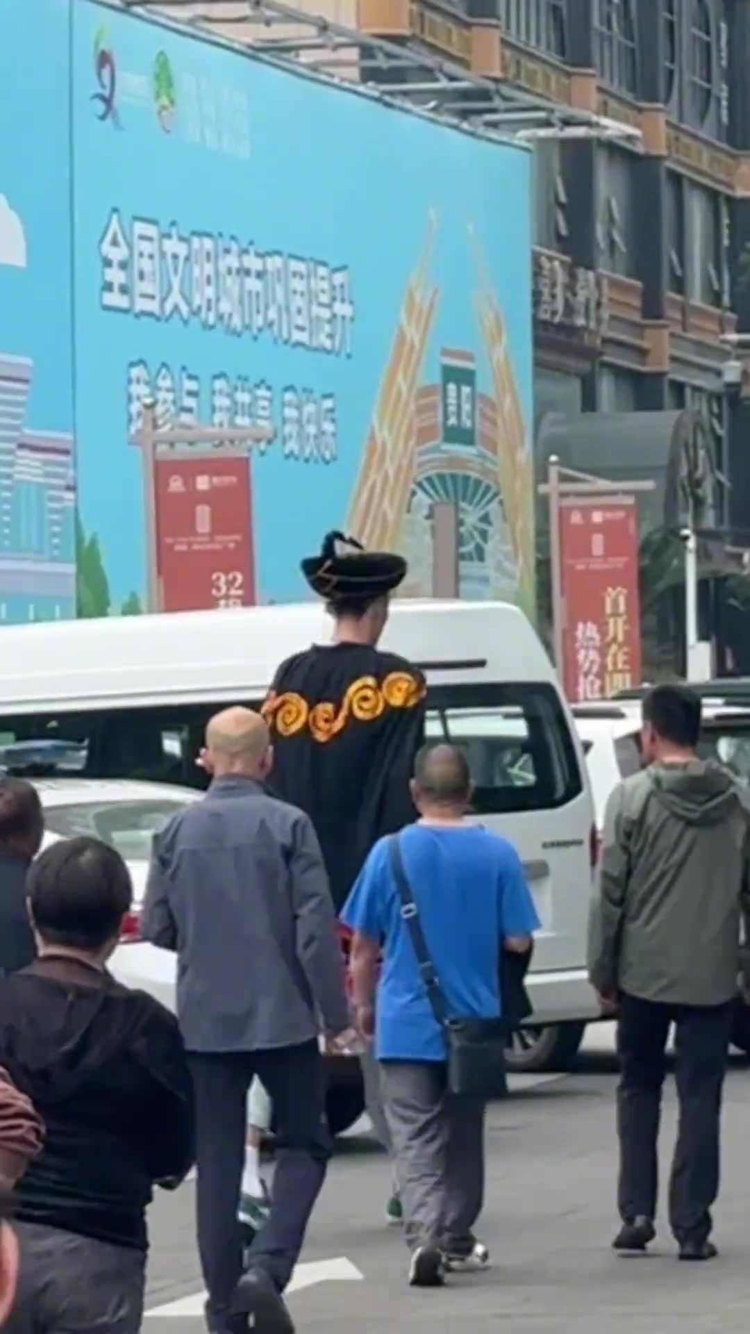 前CBA球員2米26朱傳宇現身街頭把路人們全都驚呆了
