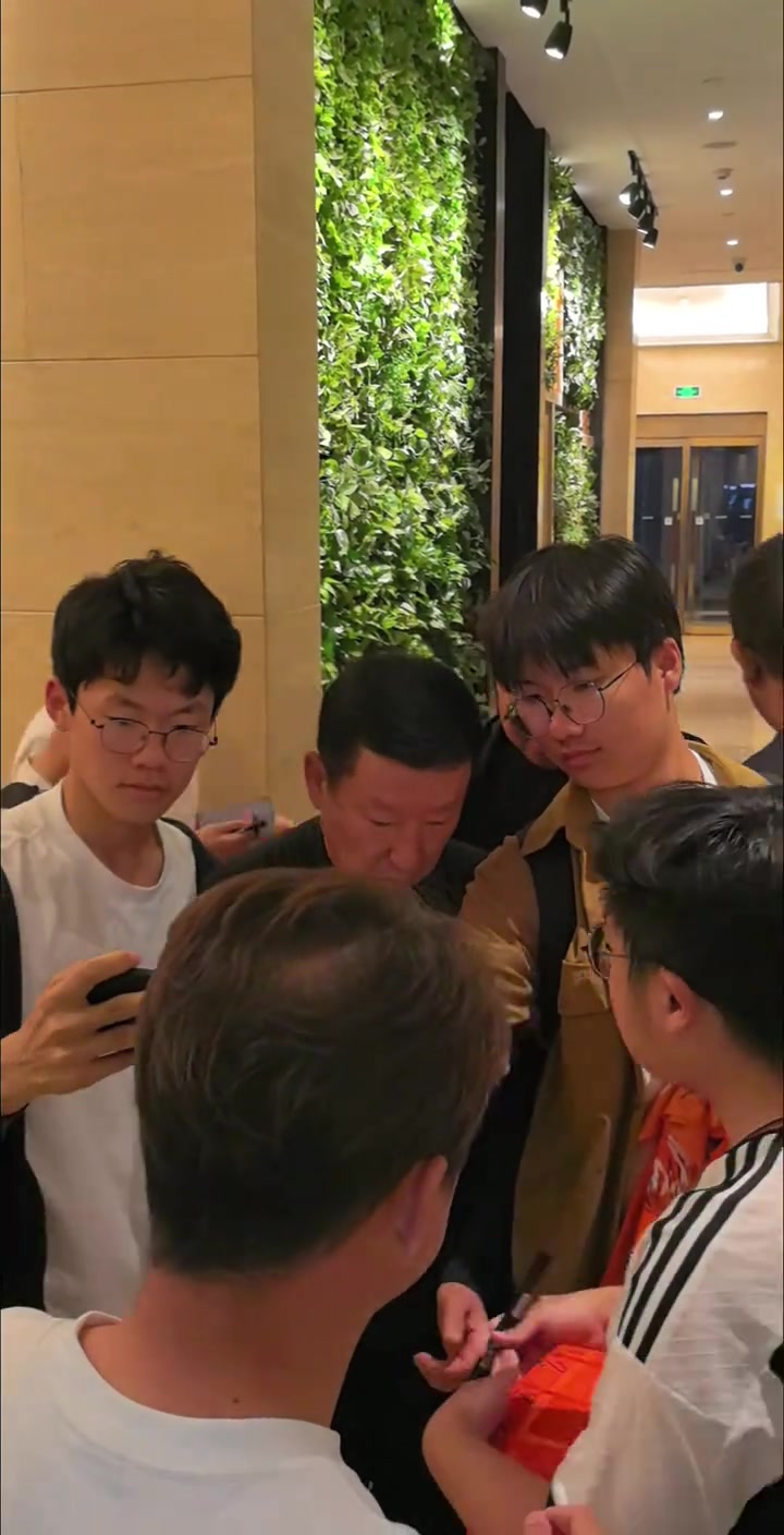 泰山隊(duì)已抵達(dá)青島主帥崔康熙在下榻酒店受到鐵桿球迷的熱烈追捧