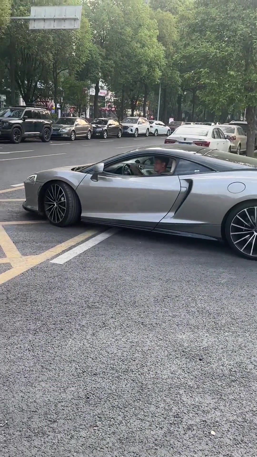 趕上了金元時(shí)代的球員買提江和他的邁凱倫GT