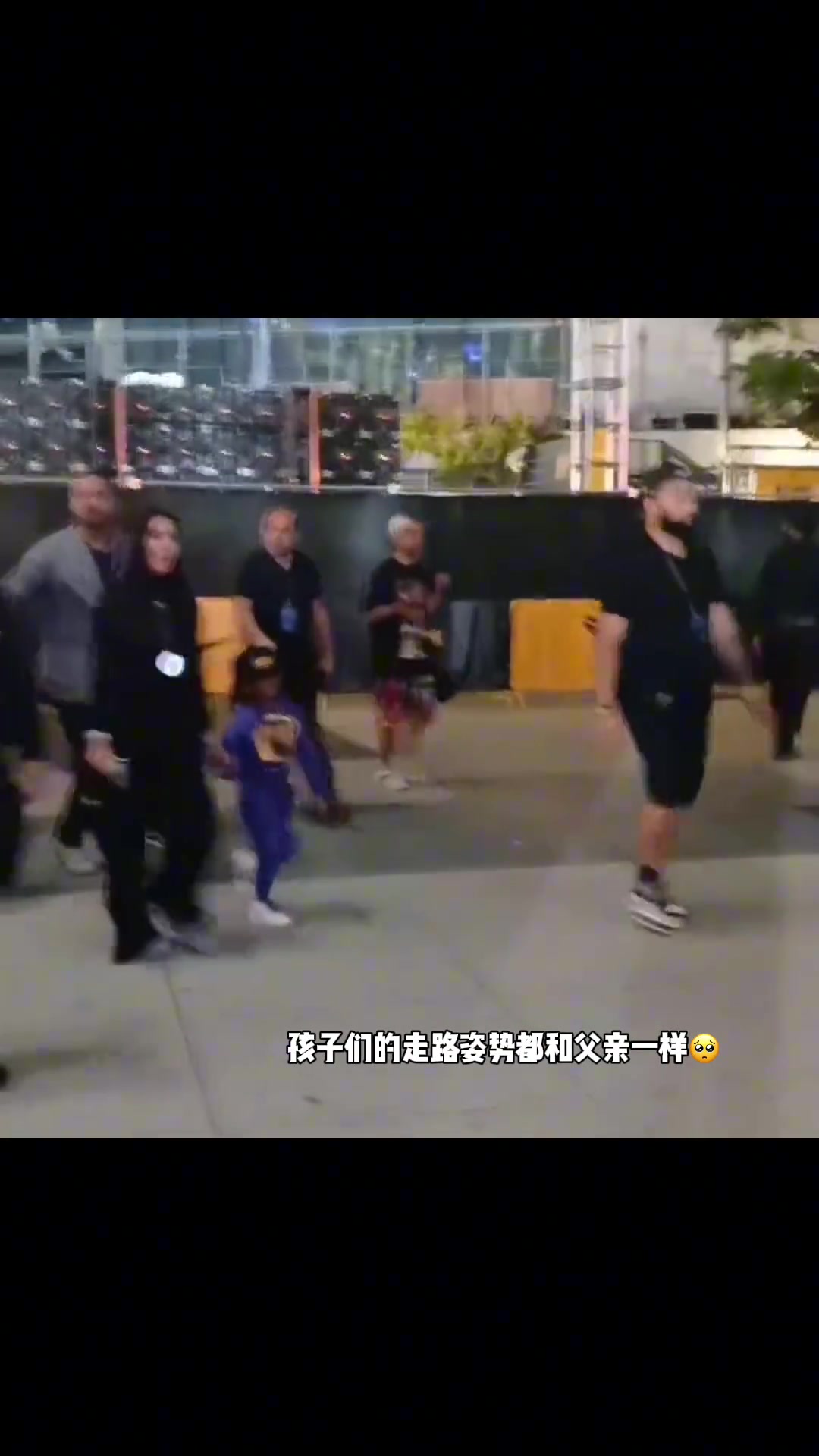 觀察仔細發現孩子們的走路姿勢都和老科一樣...