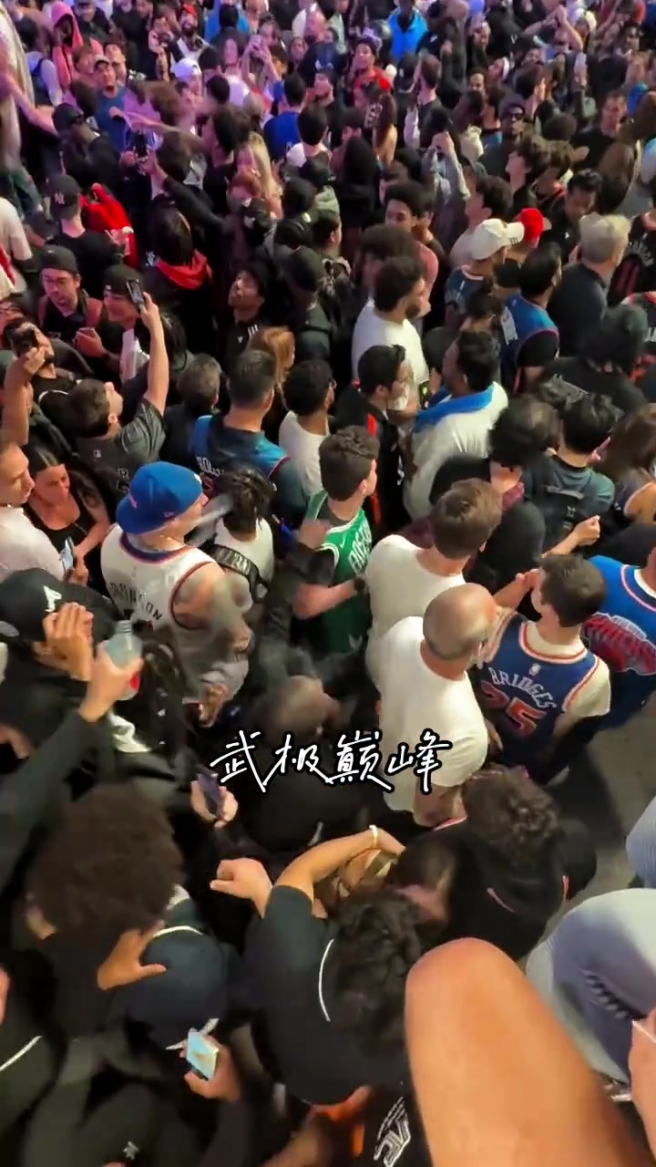 這也太勇了至少他沒有因為主隊被淘汰而脫掉球衣