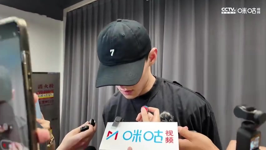 被問及想法曾凡博沉默許久說沒能上場 我覺得愧對球隊愧對球迷