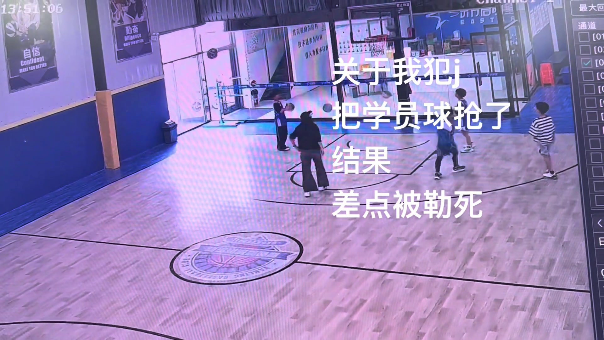 超雄小姐姐搶小學(xué)員球被往死里鎖喉