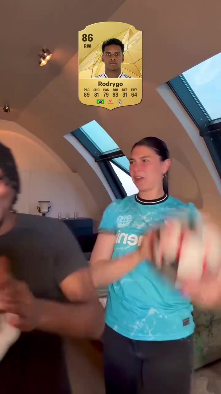 看著挺開朗啊弗林蓬和美女網紅一起玩游戲